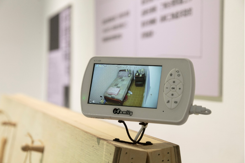 The exhibition exposed the close work environment of domestic migrant workers who are constantly watched and deprived of privacy. (Photo credit: NHRM)